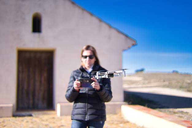 Donna che pilota un drone.