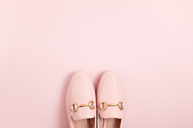 Photo woman pink shoes over pastel background