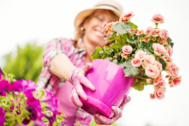 花を植える女性