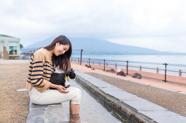 Photo woman play with cat