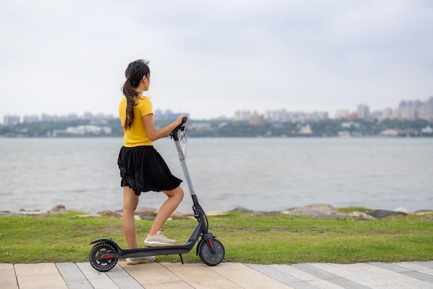 公園でモータースクーターで遊ぶ女性