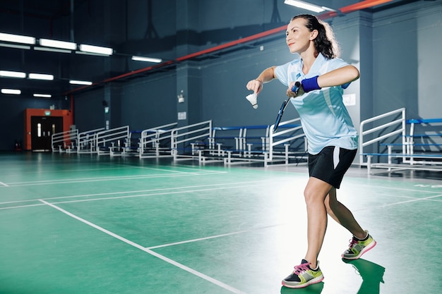 Donna che gioca a badminton