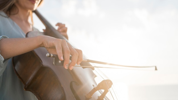 Foto donna che suona il violoncello con copia spazio