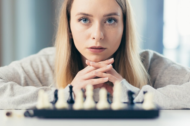 Photo woman playing chess