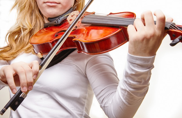 Женщина играет на классической скрипке