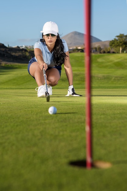 Photo woman playing golf on field during sunny day