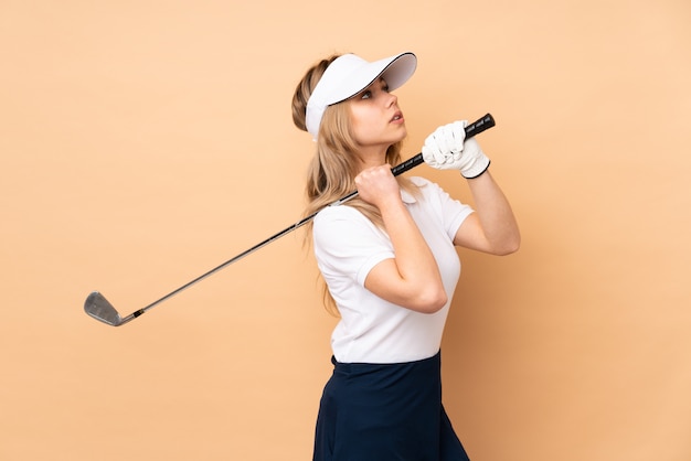 Donna che gioca a golf su sfondo isolato