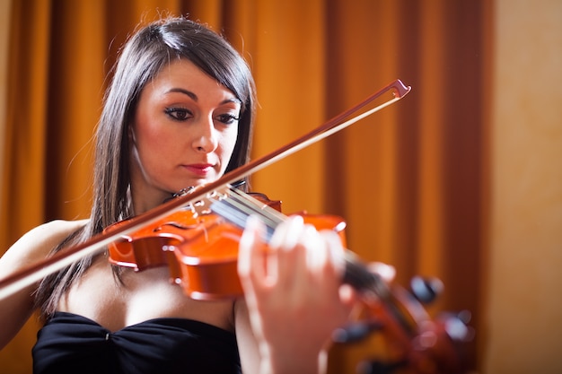 彼女のバイオリンを演奏する女性