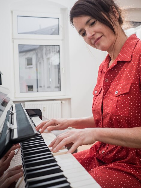 Foto donna che suona il pianoforte