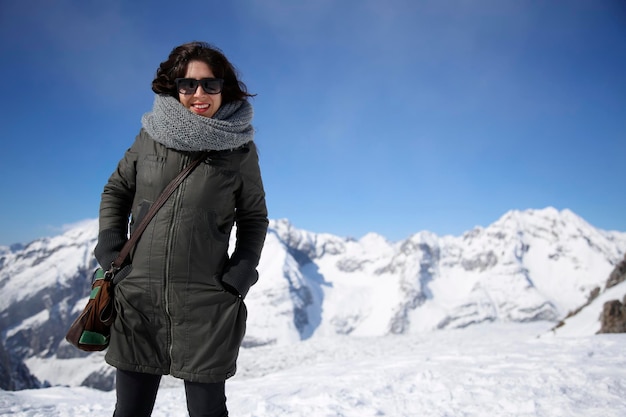 Una donna che gioca alla stazione del cielo nella città di innsbruck in austria