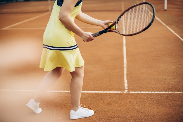 写真 コートでテニスをしている女性