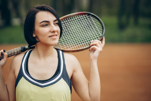 Donna che gioca a tennis alla corte