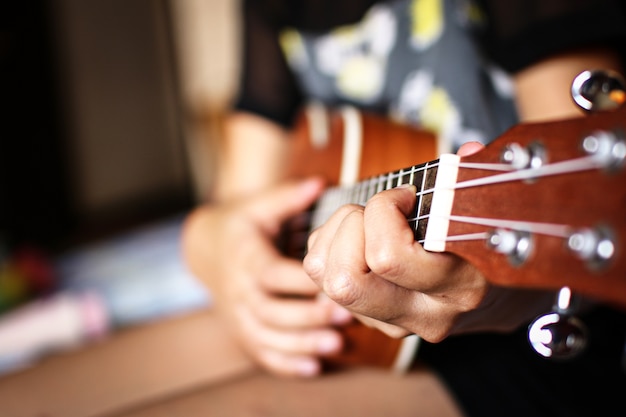 Photo woman playing ukulele