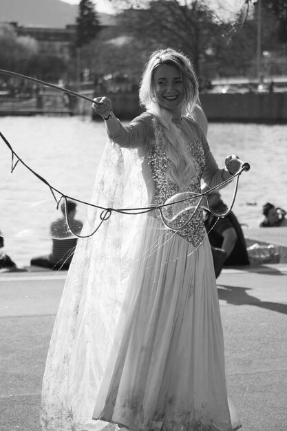 Photo woman playing with bubbles