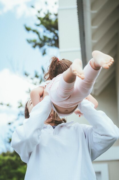 Foto donna che gioca con sua figlia