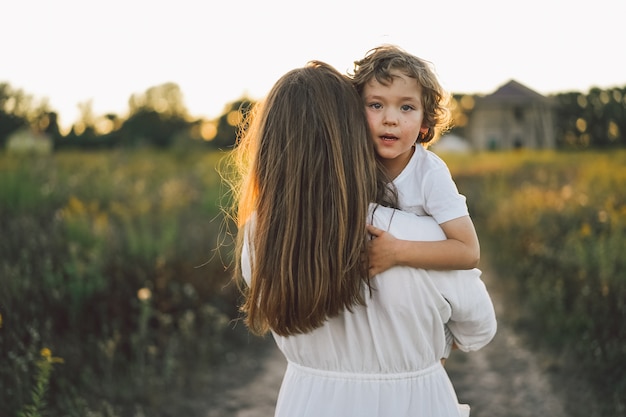 Foto donna che gioca con il suo bambino all'aperto