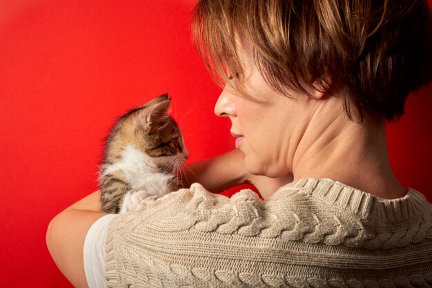 小さな猫と遊ぶ女性