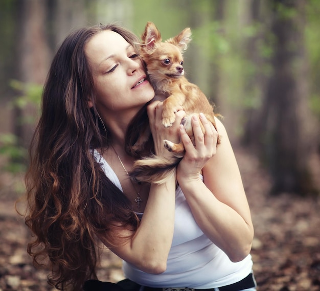 小型犬と遊ぶ女性