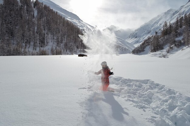 Foto donna che gioca con la neve