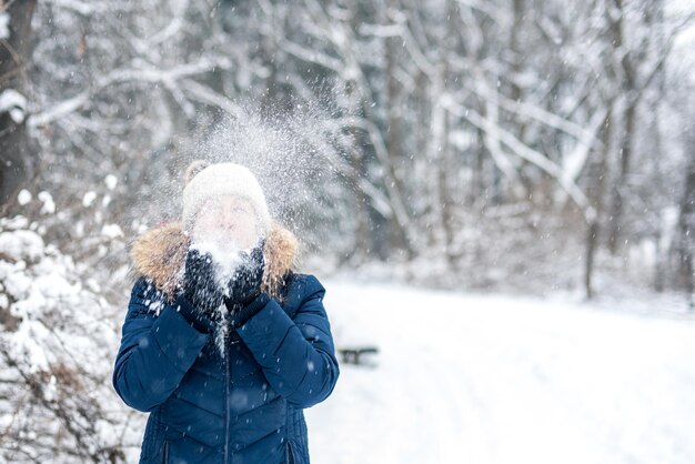 写真 雪で遊ぶ女性