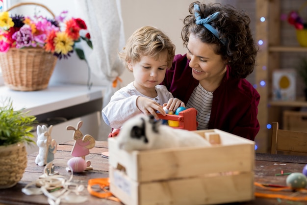 Foto donna che gioca con il figlio a pasqua