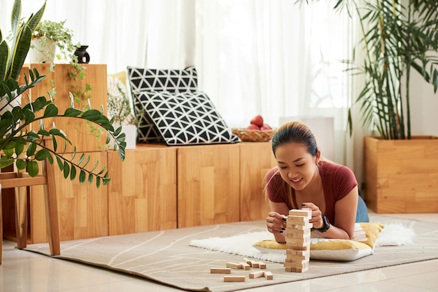 木製のブロックで遊ぶ女性