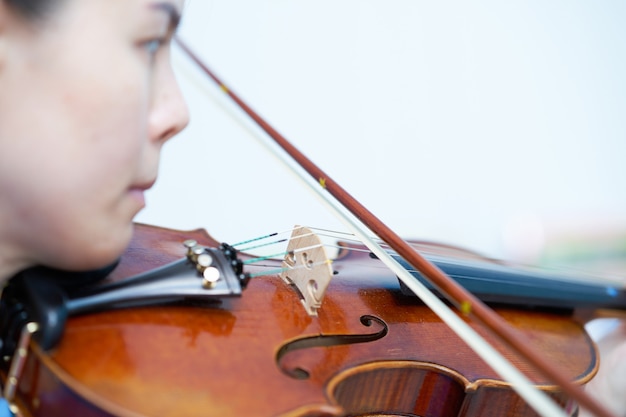 женщина играет на скрипке тетивой