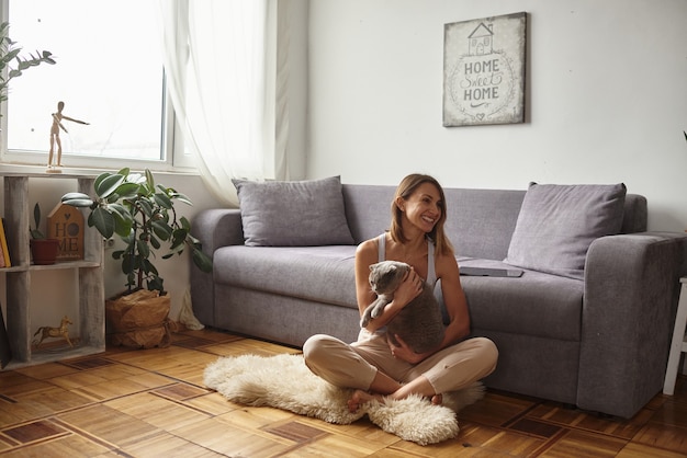 Foto la donna gioca con il gatto