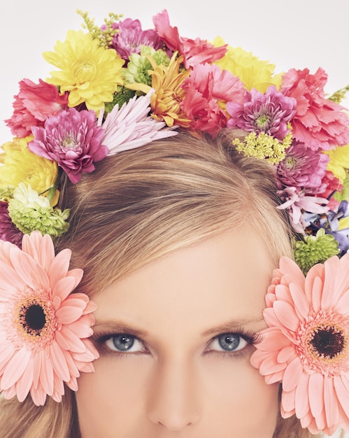 写真 女性の肖像画と花の王冠は,美しさ,自信,健康のために春の美学と花の芸術で,顔の輝き,スキンケアとヘッドバンドのためのカーネーション植物のモデル顔と化品です.