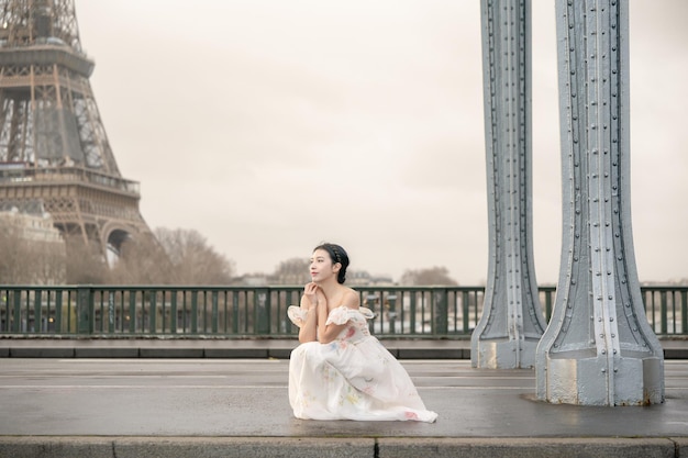 Женский портрет под мостом Бир-Хакейм с Эйфелевой башней Париж Франция