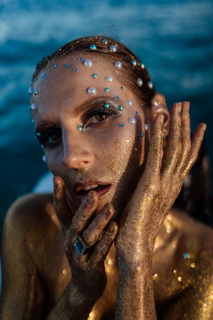 Photo woman portrait in gold glitters