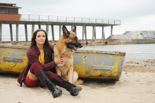 女性の肖像画は彼女のジャーマン ・ シェパード犬を抱きしめる