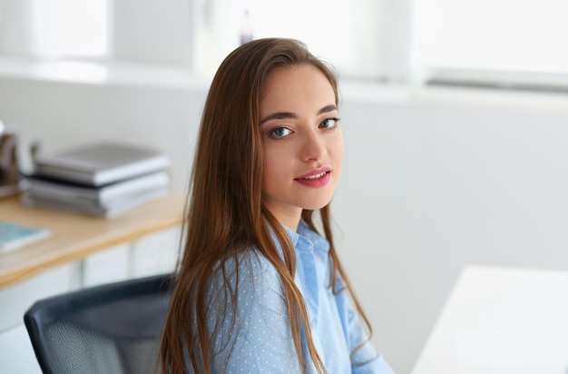 写真 灰色の背景に描かれた女性の肖像画