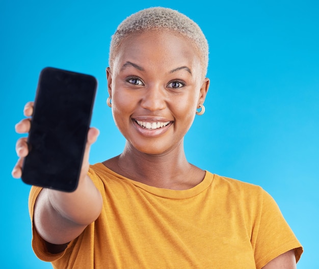 Женский портрет и макет экрана телефона или маркетинг в социальных сетях с пространством дизайна Web 30 ui или ux в студии Африканский человек с мобильным телефоном для представления информации или контакта на синем фоне