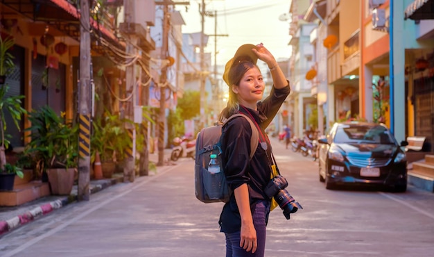 사진 여성 초상화, 사진을 좋아하는 태국 여성 관광객, 여행을 좋아하는 여행, 휴가 여행 여행 태국 남부, 아시아의 얄라 지방에서 일출과 아침 안개를 감상하세요.