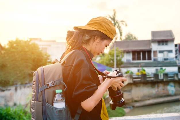 写真 女性の肖像画、写真のようなタイの女性観光客、旅行が大好き、休日の旅行で旅行タイ南部、アジアのヤラー県で日の出と朝の霧を見てください。