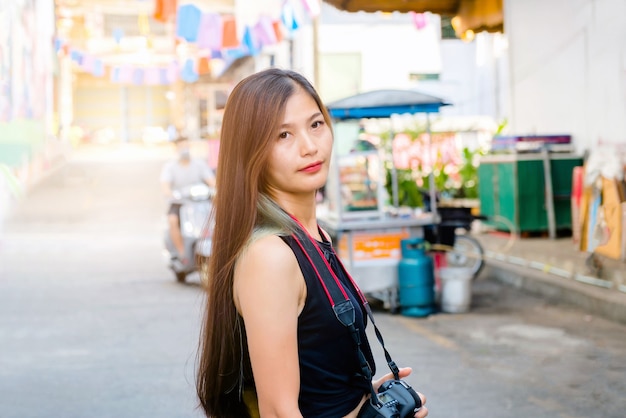 Photo woman portrait, thai woman tourists like photography, love to travel, travel on trip in holiday watch the sunrise and morning mist in yala province, southern thailand, asia.