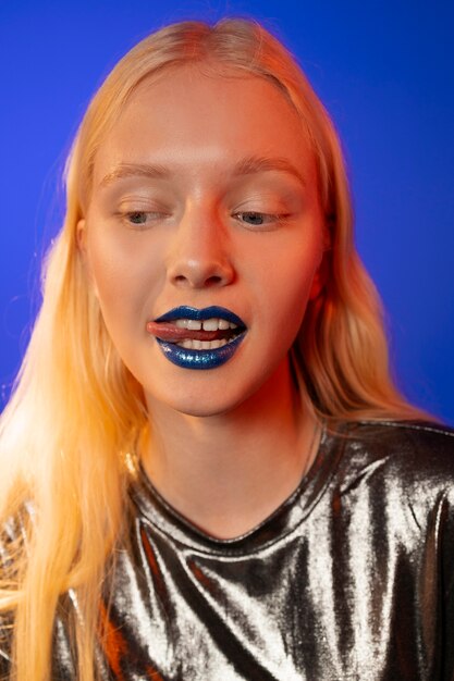 Photo woman portrait with bright blue lips