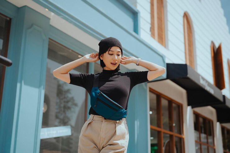 Photo 一位女士在咖啡廳前摆姿勢