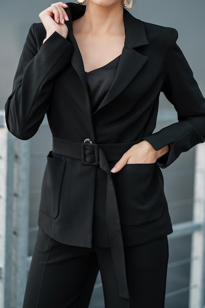 Photo woman posing in pantsuit outdoors business woman portrait