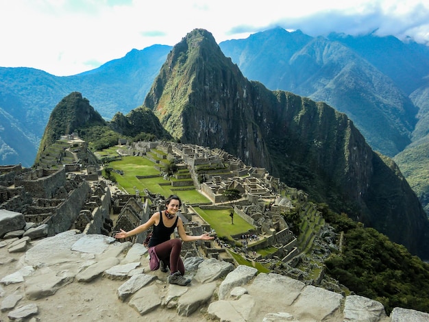 Женщина позирует на руинах Мачу-Пикчу Куско Перу
