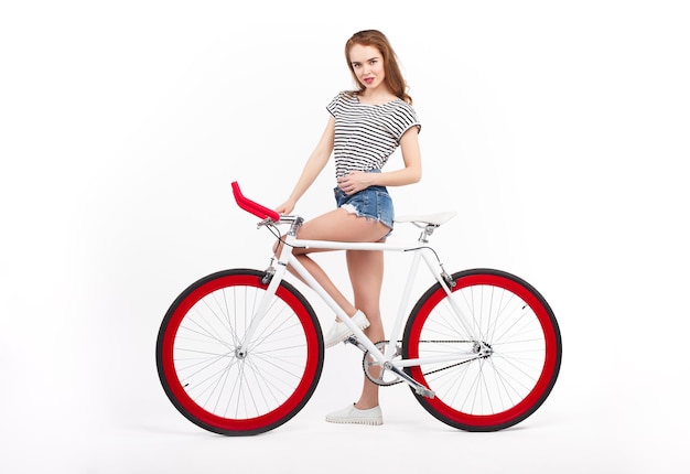 Photo woman posing with bicycles