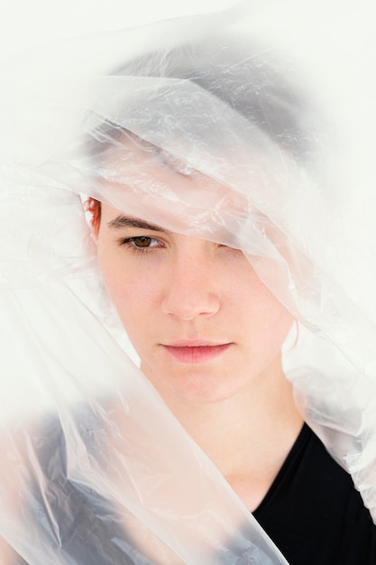 Photo woman posing with plastic foil