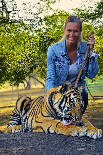 Foto donna che posa con una tigre