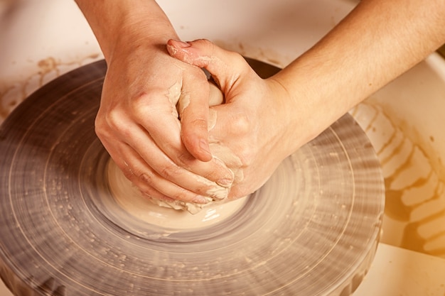 女性陶工は粘土を彫る