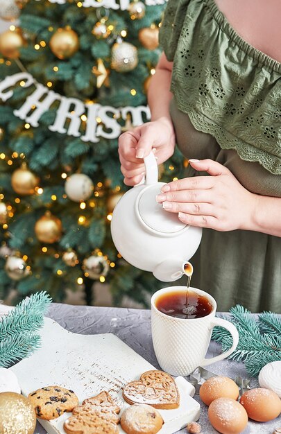 カップにお茶を注ぐ女性