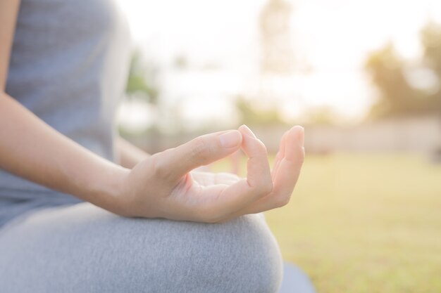 Photo woman practices yoga and meditates at garden
