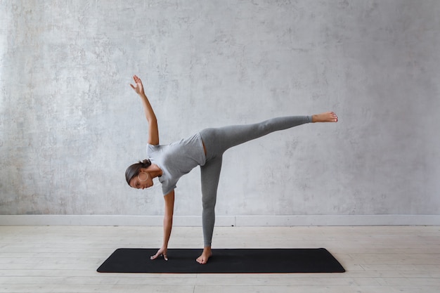 Donna che pratica yoga avanzato.