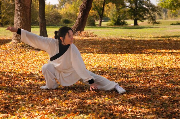Photo woman practicing ki gong on field