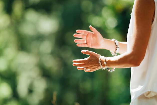 Photo woman practicing tai chi chuan outdoors close up on hand position